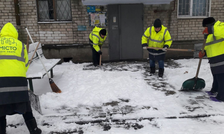 В Николаеве расчистили от снега придомовые территории, проходы к подъездам 