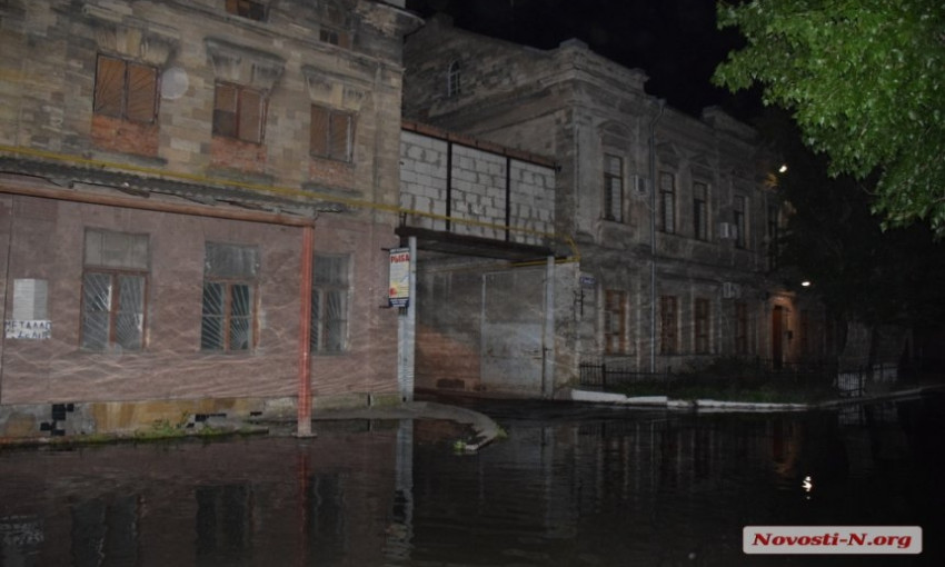 Улица Лескова утопает в отходах канализации, образовались зловонные «озера»