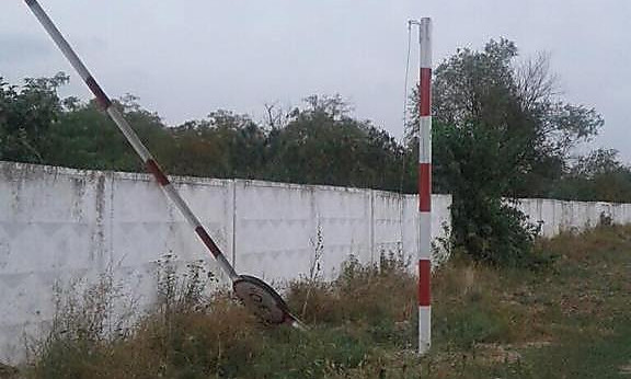 В селе на Николаевщине грузовиком сбили шлагбаум, запрещающий проезд фур