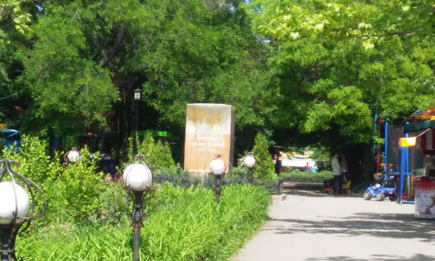 В николаевском парке демонтировали памятник Петровскому