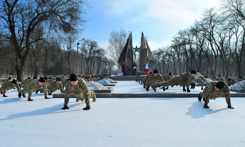 Военнослужащие организовали массовый флешмоб в парке Победы
