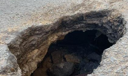 «Портал в потусторонний мир»: николаевцы почти месяц просят ликвидировать яму посреди дороги
