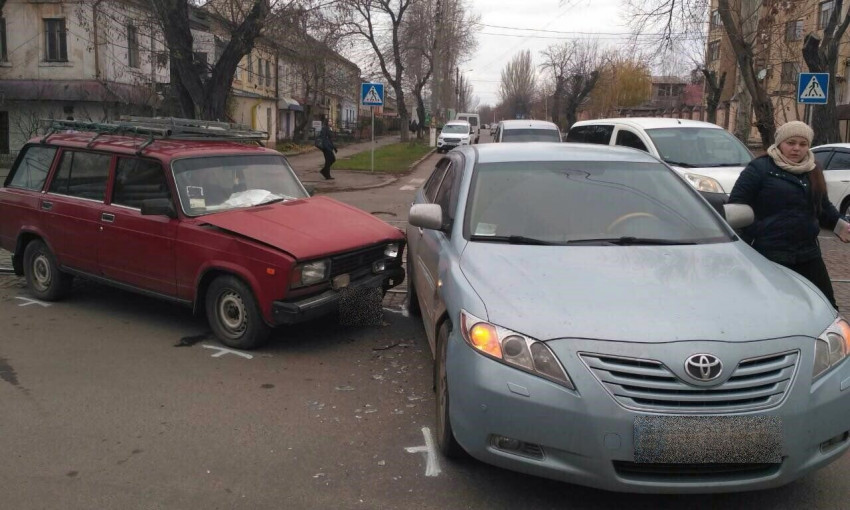 Два автомобиля не смогли разминуться на перекрёстке