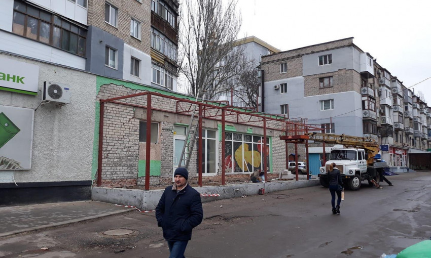 Пристройка на углу проспекта Мира и улице Строителей является незаконной и подлежит сносу