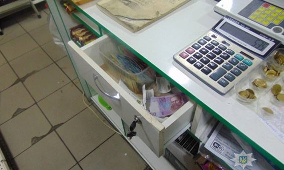 Неизвестный ограбил магазин и украл из кассы 3 тысячи гривен
