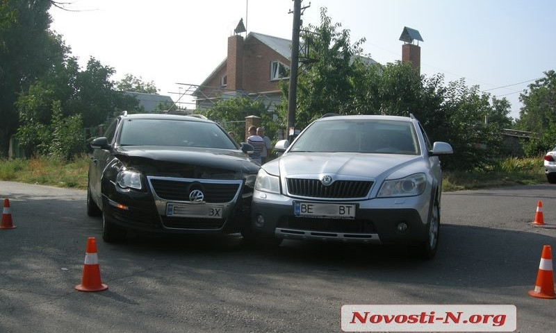 В Николаеве произошло ДТП при участии автомобилей Skoda Octavia и Volkswagen Passat