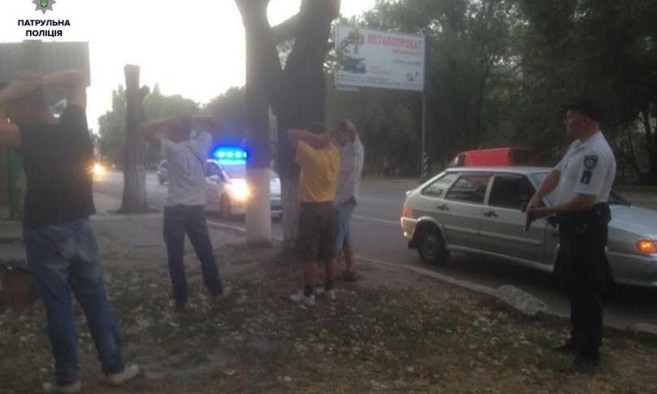 В Николаеве патрульным пришлось гнаться за группой парней, искавших «закладку» с наркотиками