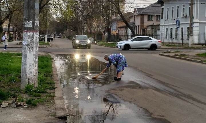 На улице Шнеерсона долгие годы течет канализация, пенсионерка пытается бороться со сточными водами