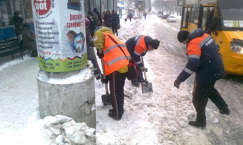 В Николаеве ликвидируют снежные заносы на дорогах
