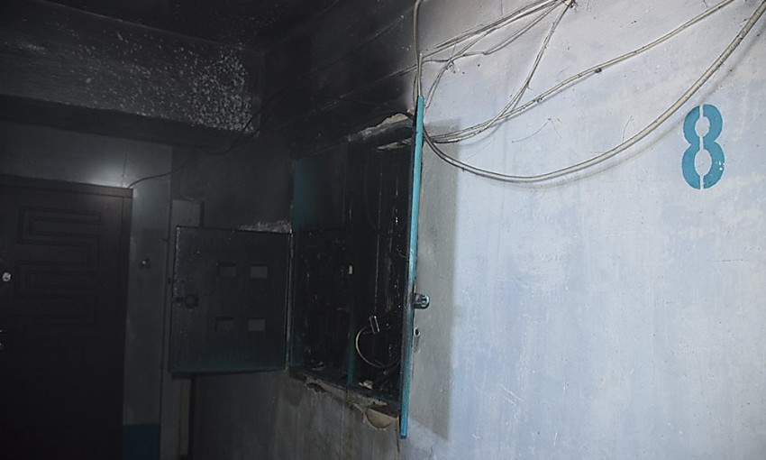 В девятиэтажке, где сгорела проводка, две квартиры остаются без электричества – ремонтники не могут в них попасть