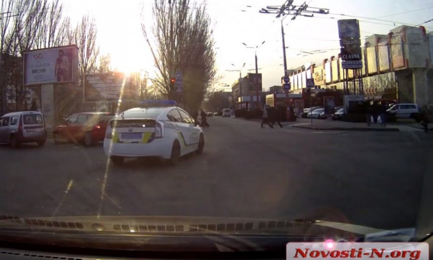 «Награда нашла героя»: в центре Николаеве полицейские погнались за авто, проехавшим на «красный»
