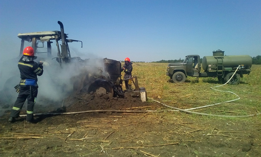 В Зеленом Яру во время полевых работ загорелся трактор FENDT-930