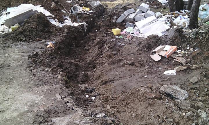 Из-за стройки возле жилых домов жители Николаева вынуждены ходить по проезжей части