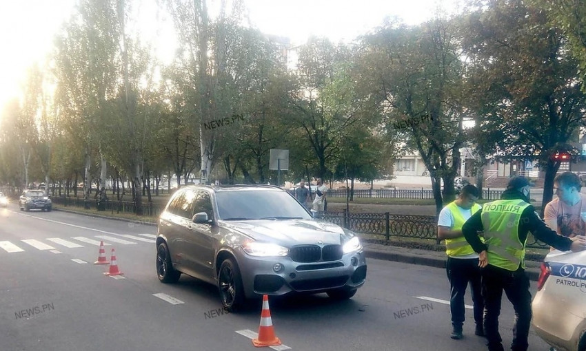 В Николаеве BMW сбил пенсионера на пешеходном переходе – с машины сразу же сняли номера