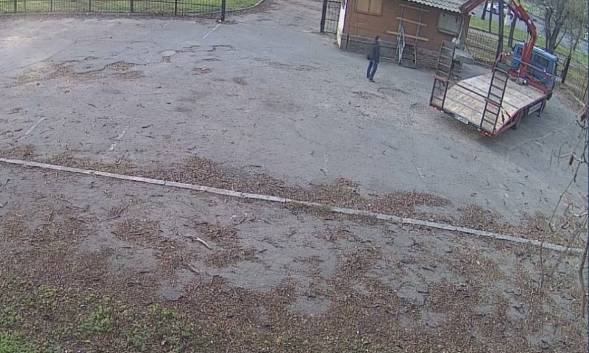 В центре Николаева со стоянки возле зоопарка украли бетонные блоки