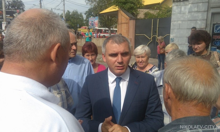 Мэр Николаева приехал к заводчанам, которые заблокировали движение транспорта в центре города