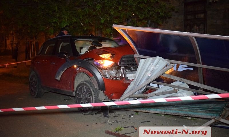 На Чкалова автомобиль врезался в трамвайную остановку и полностью ее разбил