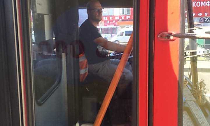 В Николаеве водитель троллейбуса №2 отказался брать плату за проезд мелочью: «Он разорвал талон и бросил мне под ноги»