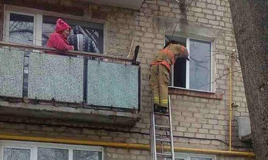 Трехлетний озорник закрыл свою родную маму на балконе, пришлось вызывать спасателей
