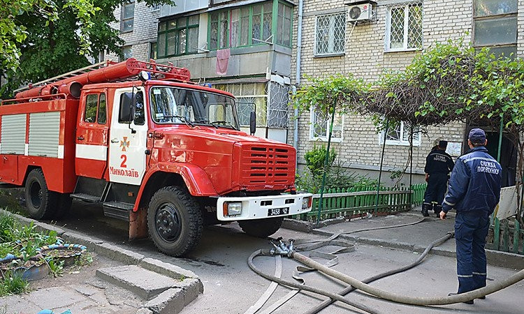 В Николаеве спасатели потушили пожар в пятиэтажке на Пограничной