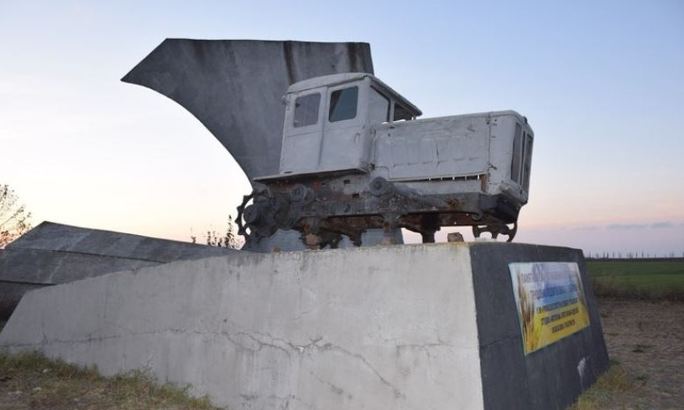 Памятник классике советского кино разгромили окончательно — легендарный трактор стоит на камнях
