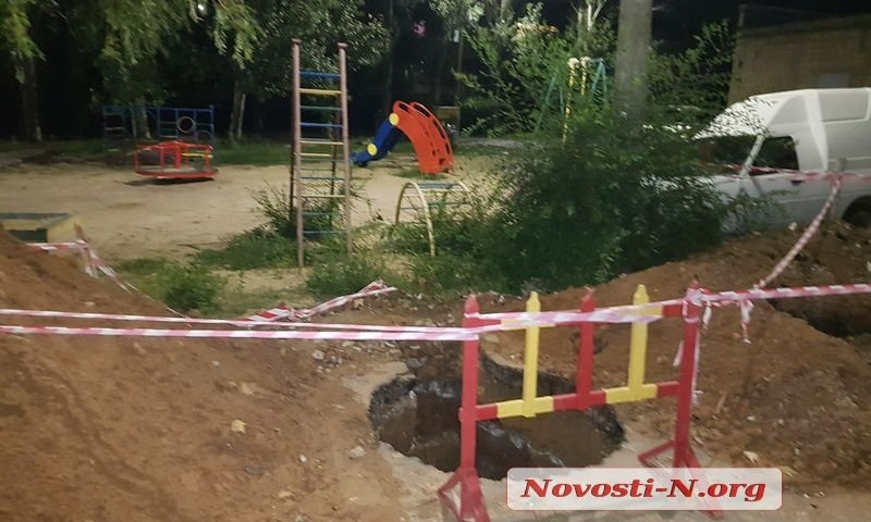 В Николаеве возле детской площадки начали стройку СТО — 5-метровую яму оставили открытой