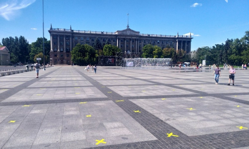 Соборная площадь в желтых крестиках – николаевцам указали, где стоять во время концерта