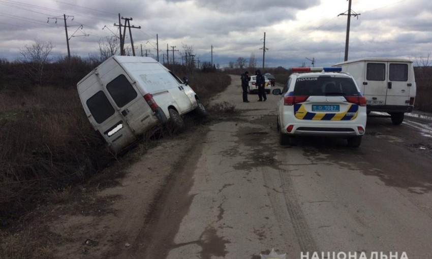 В Первомайске микроавтобус-нарушитель протаранил полицейскую машину 