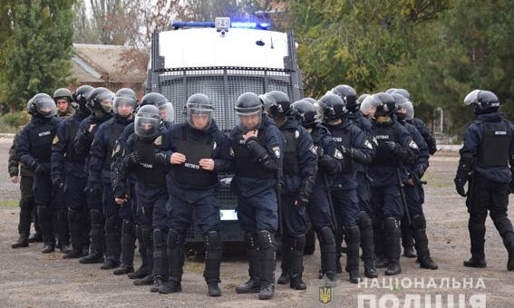 Николаевские полицейские и бойцы Нацгвардии провели учения на случай массовых беспорядков возле Николаевского горсовета