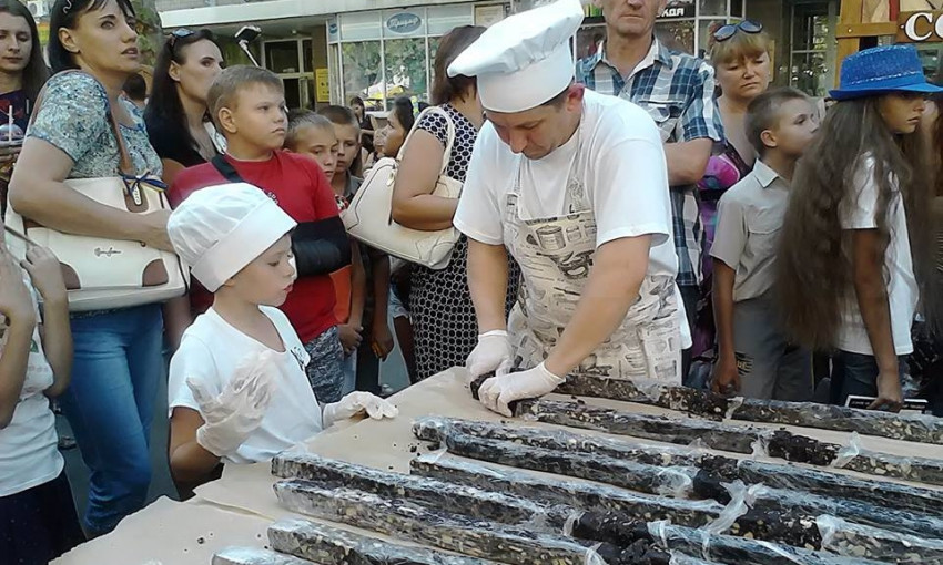 На главной улице Николаева приготовили рекордно длинный шоколадный десерт