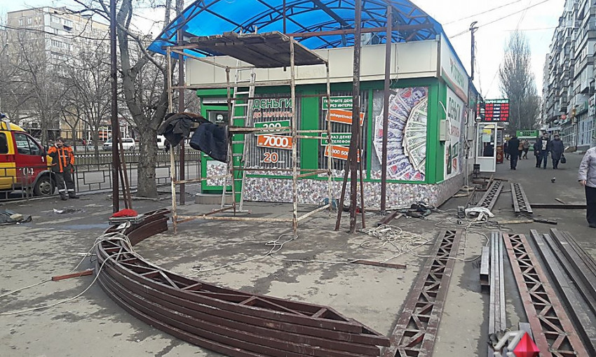 В центре Николаева вместо старого киоска устанавливают новый и без документов
