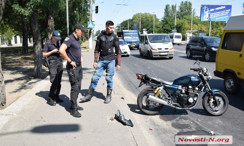 На Героев Сталинграда мотоцикл Yamaha сбил девушку