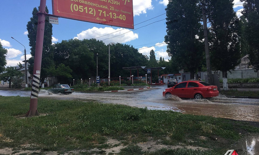 В центре Николаева прорвало трубу – вода затопила часть дороги