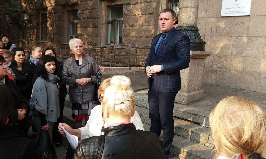 Возле Николаевской мэрии собрались педагоги в поддержку начальника горуправления образования Деркач