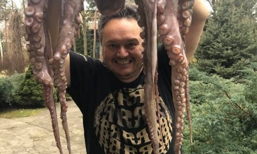 Экс-губернатор Николаевщины на рыбалке поймал большого осьминога и подал его на стол друзьям