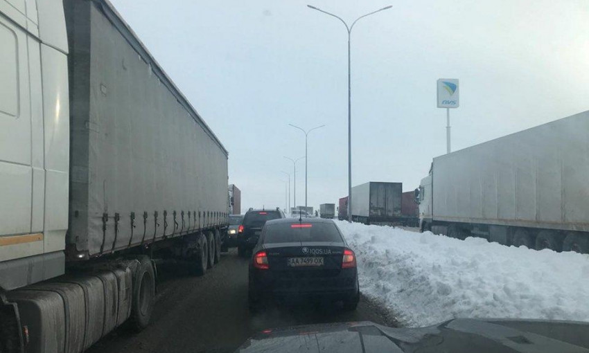 Капризы природы: на трассе по направлению в Киев автомобили стояли в пробке