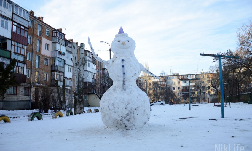 Во дворе николаевского дома дети соорудили снеговика-гиганта
