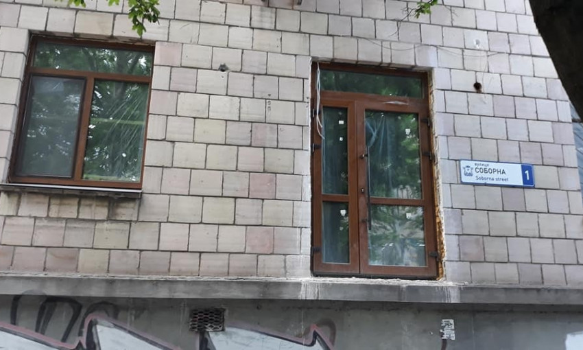 В Николаеве в доме на Соборной вместо окна появилась таинственная дверь