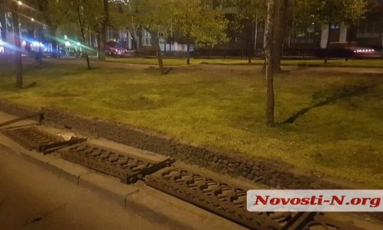 В Николаеве неизвестные сломали тротуарное ограждение