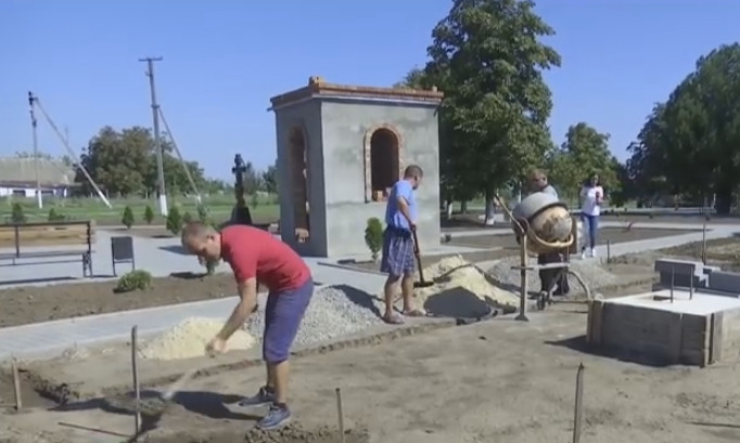 В селе Новобогдановка местные жители строят большой парк европейского уровня