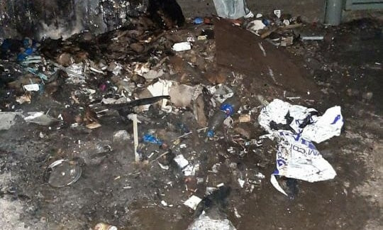 В Николаеве из-за мусора горел торговый киоск