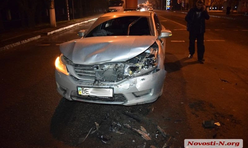 На Героев Украины столкнулись сразу три автомобиля
