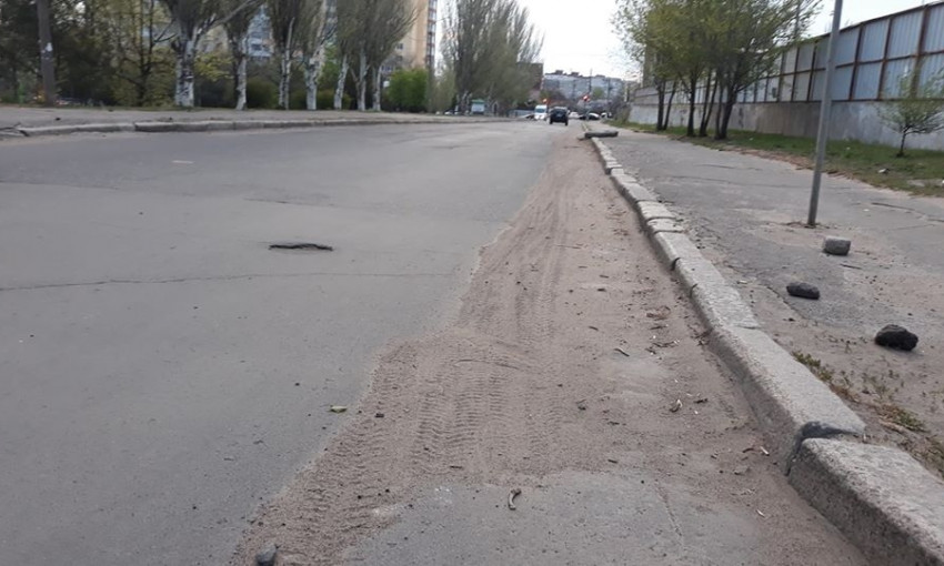 Тонны песка - "прибордюрку" в Николаеве не чистят