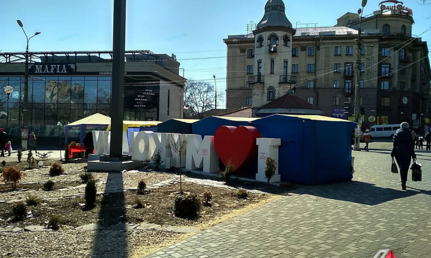 В Николаеве накануне приезда Порошенко торговыми палатками закрыли буквы «I love Mykolaiv»