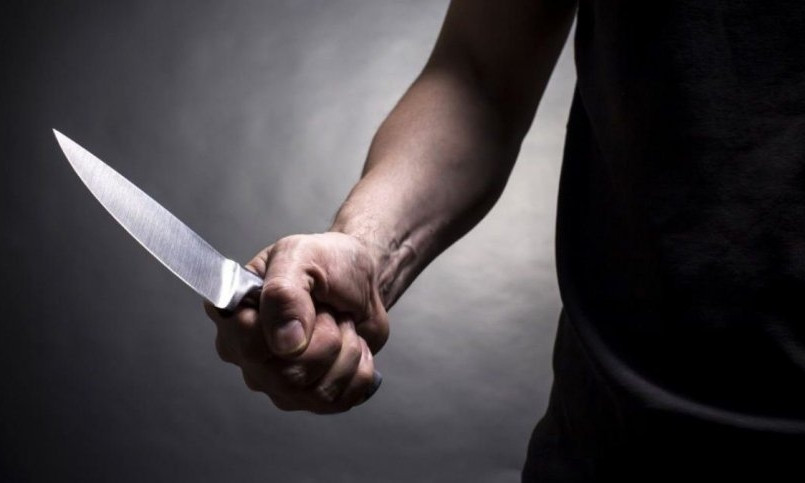 В Николаеве мужчина кухонным ножом изрезал сожительницу, а после подрезал и себя