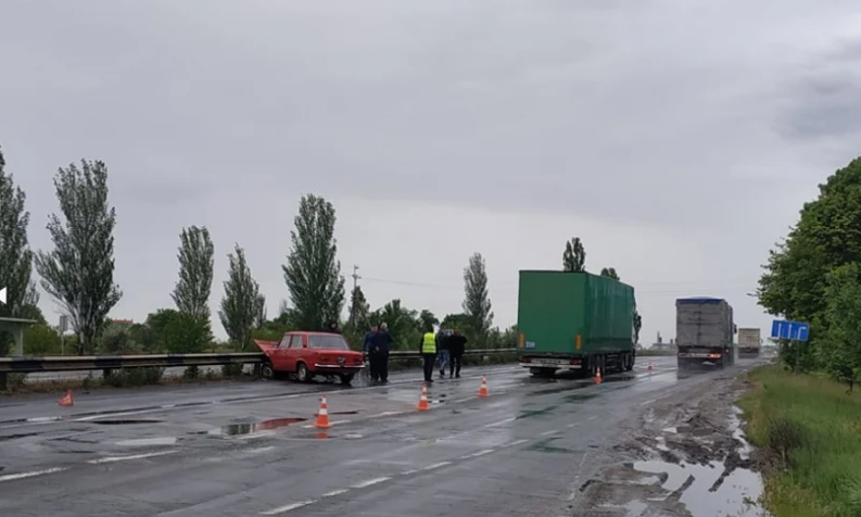 ДТП под Николаевом: столкнулись легковой автомобиль и фура