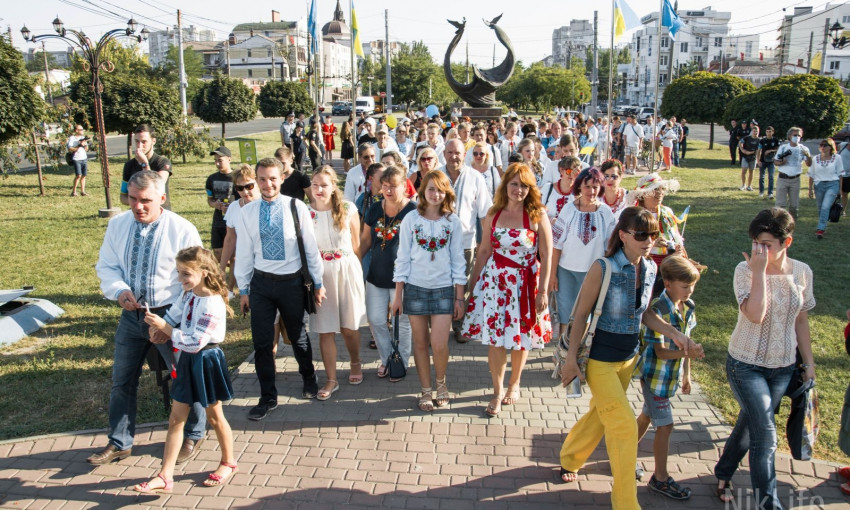 Николаевцы нарядились в вышитые рубахи и прошлись патриотическим маршем по городу