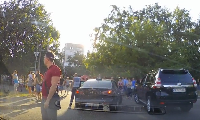 В сети появилось видео, как автомобиль Volkswagen Touareg сбил пикетчика