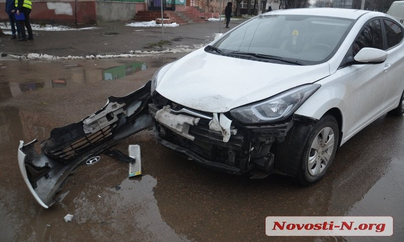 ДТП на Чигрина: автомобиль "Renault" проигнорировал запрещающий знак и столкнулся с "Hundai" 