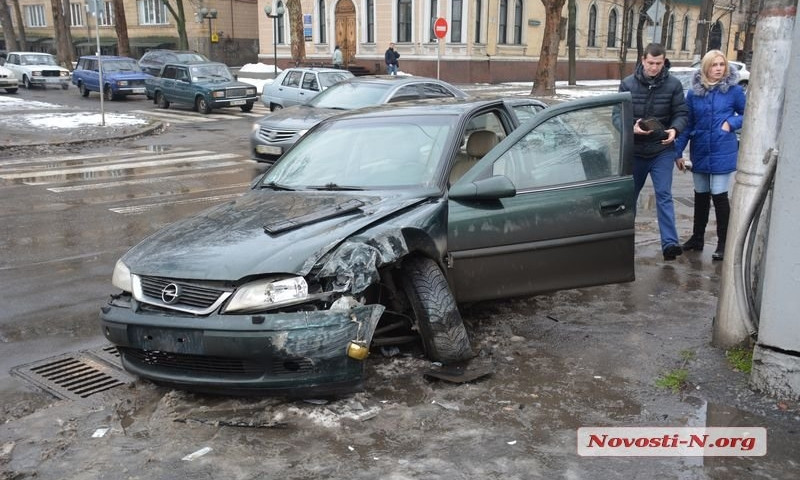 Фотофакт: серьезная авария в центре Николаева, одна из машин врезалась в столб